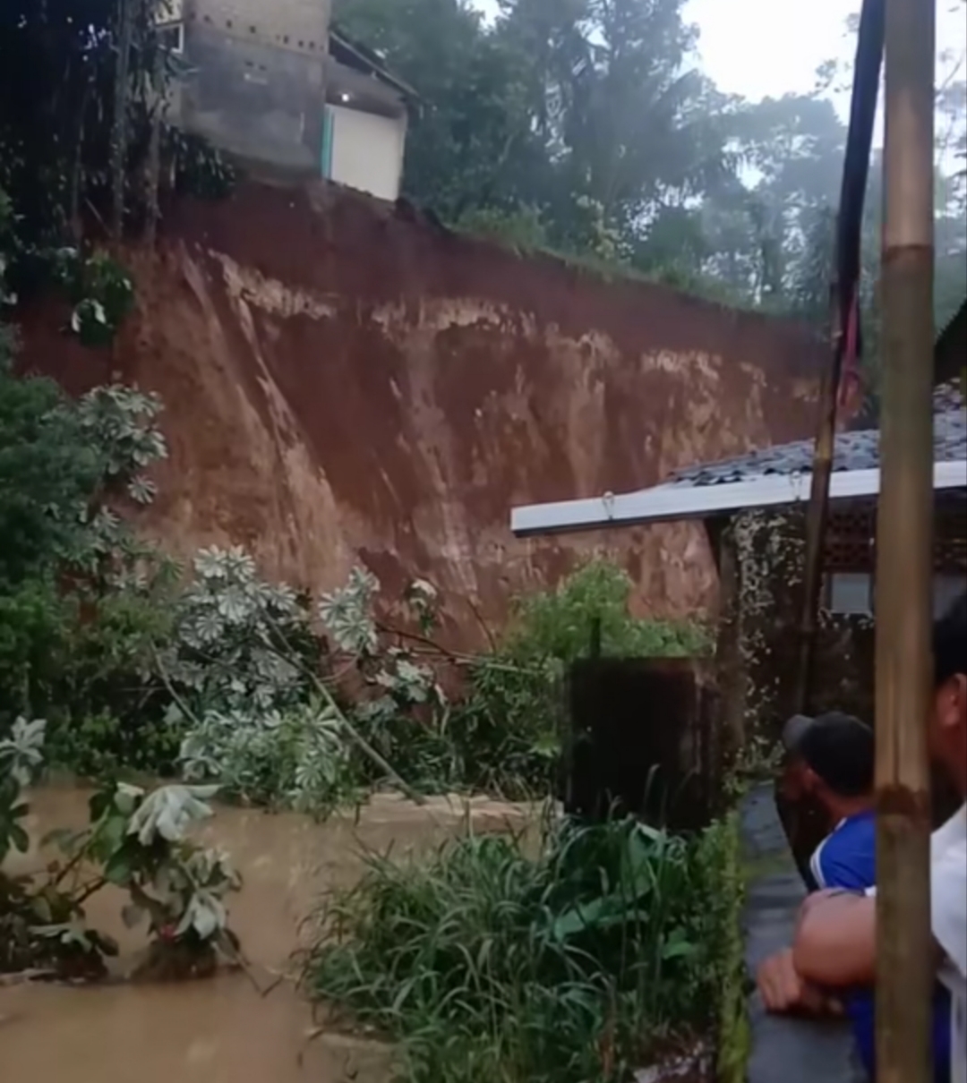 Tebing Sungai Cibeber Longsor, Warga Lebaksari Cemas Rumah Terbawa Longsor